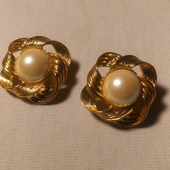 Avon Bold Gold Tone Pearl CLIP Earrings - Picture 1 of 4